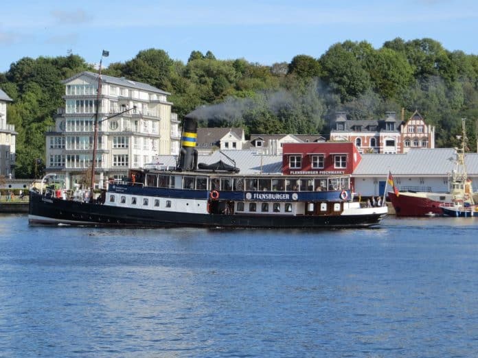 Der_Dampfer_Alexandra_fährt_im_Flensburger_Hafen