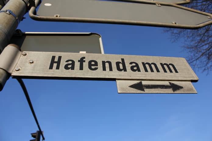 Straßenschild_Hafendamm_(Flensburg),_Bild_02
