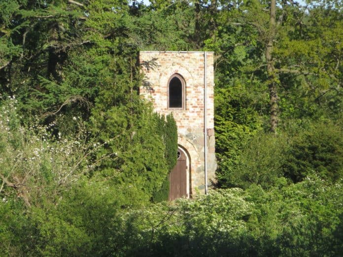 Ruine_Erlkron,_Glücksburg,_22_Mai_2015,_Bild_01