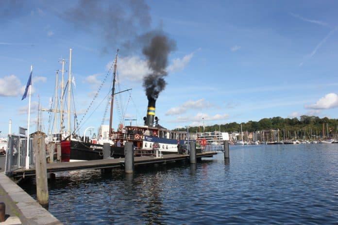 Am_Hafen_liegende_Alexandra_unter_Dampf