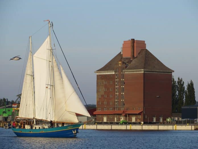 Freihafen-Silo_von_Paul_Ziegler,_Harniskai_22,_Bild_04
