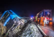 Süderschmedeby – LKW mit hunderten Kästen Flensburger Pilsener umgekippt
