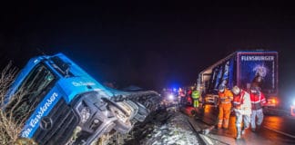 Süderschmedeby – LKW mit hunderten Kästen Flensburger Pilsener umgekippt