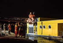 Hausboot bei Sturm losgerissen – Feuerwehr am Hafen im Einsatz