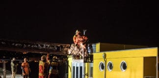 Hausboot bei Sturm losgerissen – Feuerwehr am Hafen im Einsatz