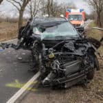 Schwerer Unfall bei Großenwiehe – PKW prallt ungebremst in Baum