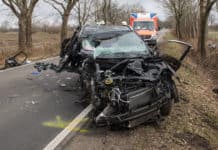 Schwerer Unfall bei Großenwiehe – PKW prallt ungebremst in Baum
