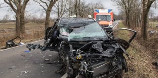 Schwerer Unfall bei Großenwiehe – PKW prallt ungebremst in Baum