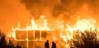 Nahe A7 – Großbrand zerstört Lagerhalle in Handewitt