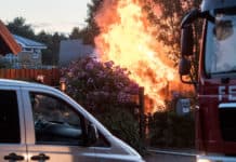 Harrislee – Großes Gartenhaus in Vollbrand