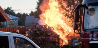 Harrislee – Großes Gartenhaus in Vollbrand