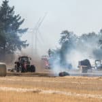 Schafflund – Rundballenpresse in Flammen – Flächenbrand