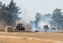 Schafflund – Rundballenpresse in Flammen – Flächenbrand