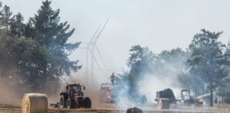 Schafflund – Rundballenpresse in Flammen – Flächenbrand