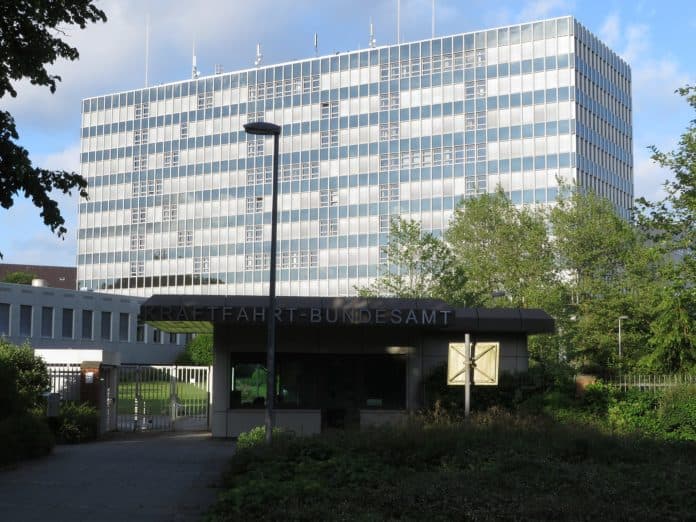 Kraftfahrt-Bundesamt_(Fenster_mit_Rollos_bilden_an_dem_Tag_Abkürzung_KBA),_Flensburg-Mürwik_Mai_2014,_Bild_08