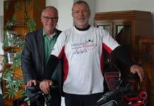 Stadtpräsident Fuhrig empfängt Inklusions-Radler Karl Grandt zum Tour-Ende