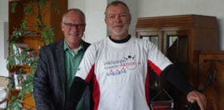 Stadtpräsident Fuhrig empfängt Inklusions-Radler Karl Grandt zum Tour-Ende