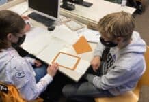 Mit Zettel und Stift in die digitale Zukunft: Einzigartiges Projekt im Informatikunterricht