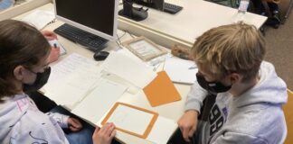 Mit Zettel und Stift in die digitale Zukunft: Einzigartiges Projekt im Informatikunterricht