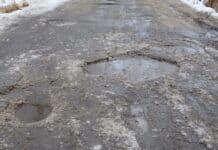 Wer bezahlt bei Schäden durch Schlaglöcher?