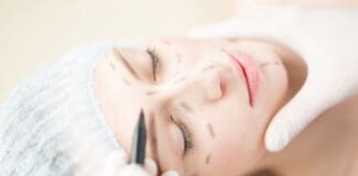 Schönheitsoperationen und ihre Folgen: Wann sich eine Versicherung lohnen kann