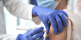 Bundesregierung setzt Astrazeneca-Verimpfung aus.