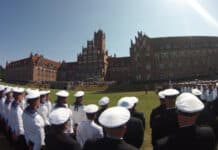 Die Marineschule Mürwik verabschiedet die Offizieranwärter*innen der Crew 2020
