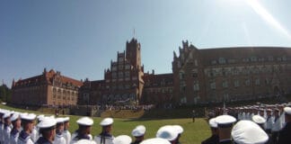 Die Marineschule Mürwik verabschiedet die Offizieranwärter*innen der Crew 2020