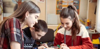 Wie lernt mein Kind, mit Geld umzugehen?