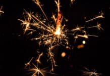 Sicher ins neue Jahr: Welche Versicherungen am Silvesterabend schützen