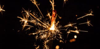 Sicher ins neue Jahr: Welche Versicherungen am Silvesterabend schützen