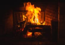 Kaminfeuer: Worauf beim Heizen mit Holz zu achten ist