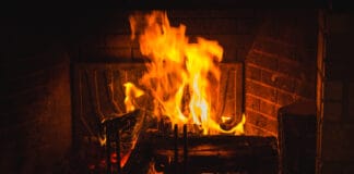 Kaminfeuer: Worauf beim Heizen mit Holz zu achten ist