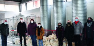 Flensburger Seniorenbeirat und Comenius-Schüler packen Willkommensbeutel für Ukraineflüchtlinge