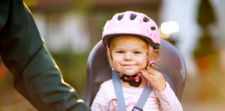 Versicherungstipp | Fahrradanhänger & Co.: Kinder sicher mitnehmen