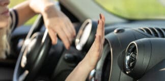 Kühl, aber muffig: Klimaanlage im Auto regelmäßig warten