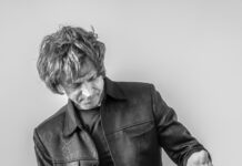 Urschall und Klangstrom – Peter Heeren spielt auf dem weltgrößten Chao-Gong in Tarp