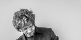 Urschall und Klangstrom – Peter Heeren spielt auf dem weltgrößten Chao-Gong in Tarp