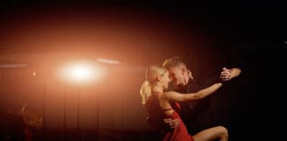 Man fasst sich wieder an beim Tanzen