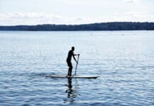 Nach Unfällen bei Stand-up-Paddling und Co.: DLRG rät Wassersportlern zur Schwimmweste