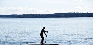 Nach Unfällen bei Stand-up-Paddling und Co.: DLRG rät Wassersportlern zur Schwimmweste