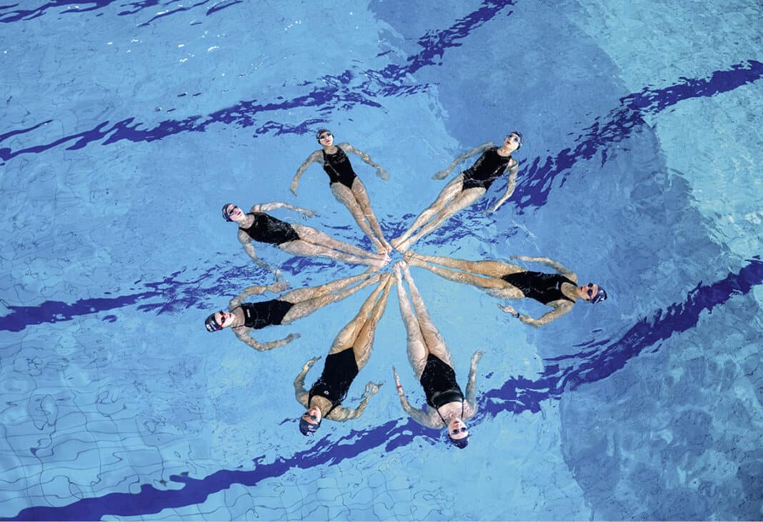 TSB Synchronschwimmerinnen im Wasser