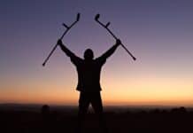 Wie man Krücken auswählt und verwendet: Tipps vom Apotheker Mann mit Krücken