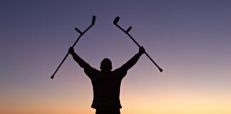 Wie man Krücken auswählt und verwendet: Tipps vom Apotheker Mann mit Krücken