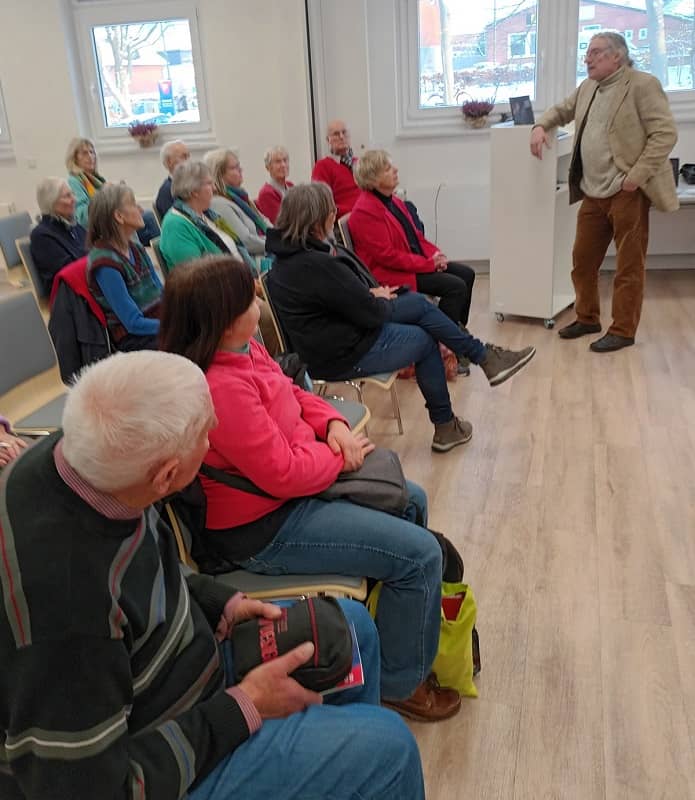 Seniorenbeirats-Vorsitzender Andreas Zech begrüsste die über 30 Teilnehmer beim 1. Seniorencafé des Flensburger Seniorenbeirates, diesmal beim ADS im Haus der Familie.