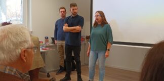 1. Seniorencafé ein voller Erfolg Beim 1. Seniorencafé des Seniorenbeirates Flensburg standen die ÖPNV-Vertreter Linus Petersen und Eike Dämmig von Aktiv Bus Flensburg und André Petersen von NAH SH Kiel den lebhaft diskutierenden Senioren Rede und Antwort.