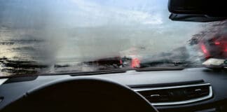 ADAC gibt Tipps gegen beschlagene Scheiben