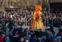 Osterfeuer am Flensburger Hafen Osterfeuer in Flensburg