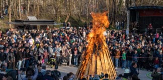 Osterfeuer am Flensburger Hafen Osterfeuer in Flensburg
