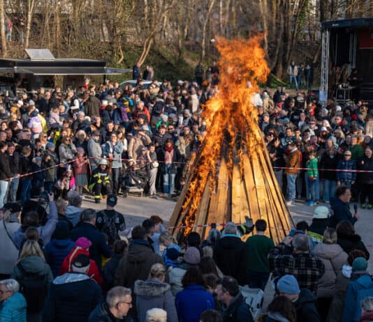 Osterfeuer am Flensburger Hafen Osterfeuer in Flensburg